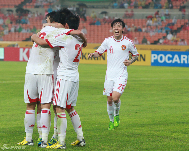 国足将士紧紧拥抱