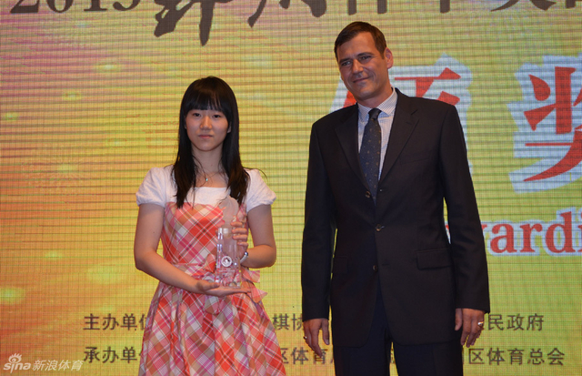 美国代表团团长为中中国女队颁奖