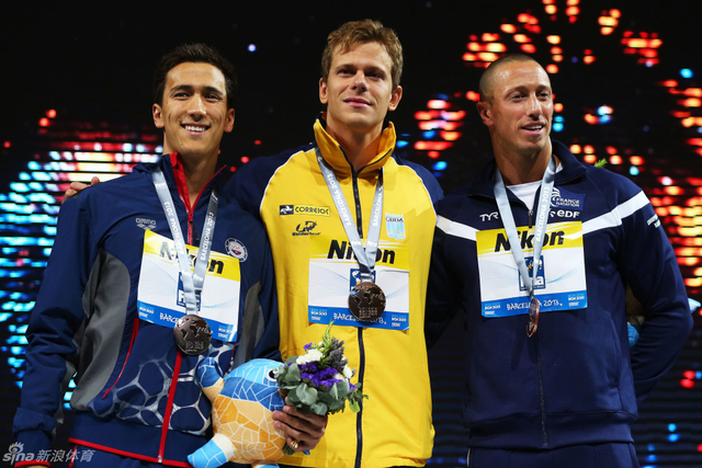 50米蝶泳冠亚季军合影