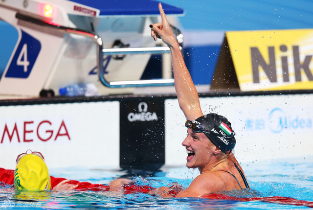 霍斯祖庆祝夺冠