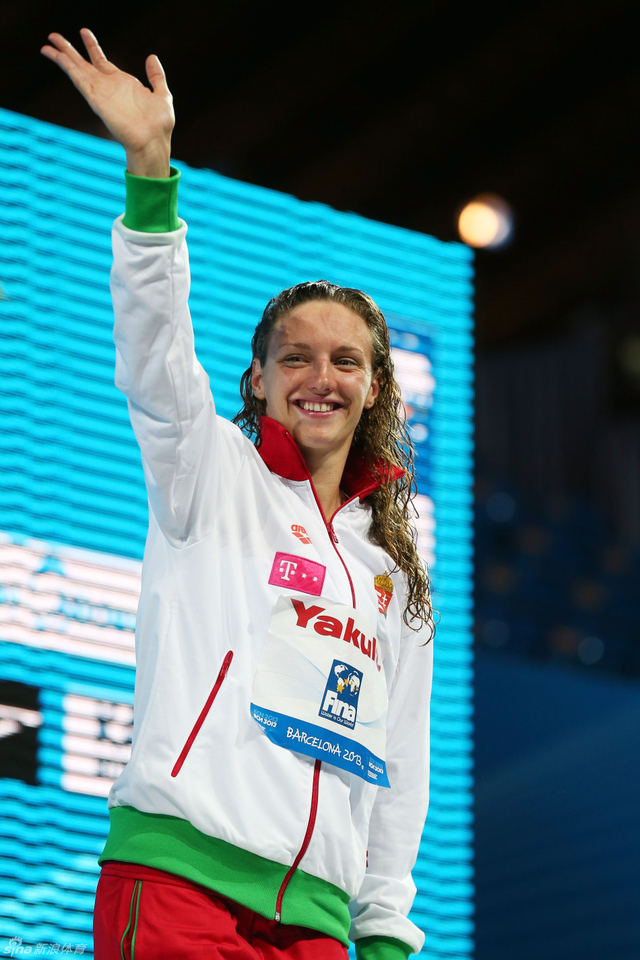 向观众挥手致意