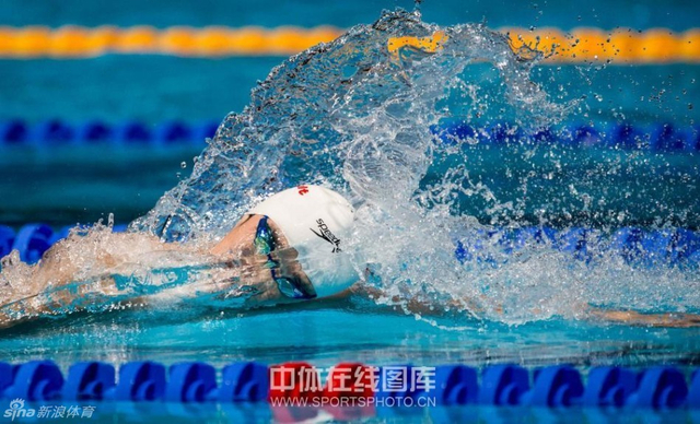 孙杨冲刺掀起的浪花