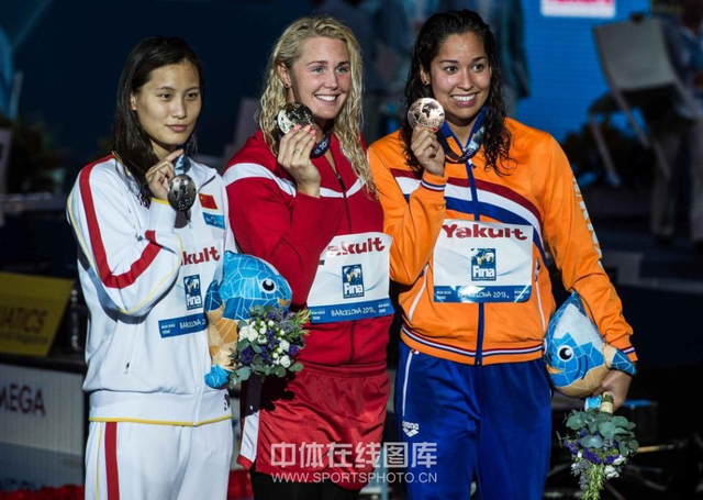 陆滢50米蝶泳摘银