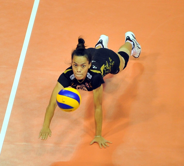 泰国队维拉万奋力鱼跃救球