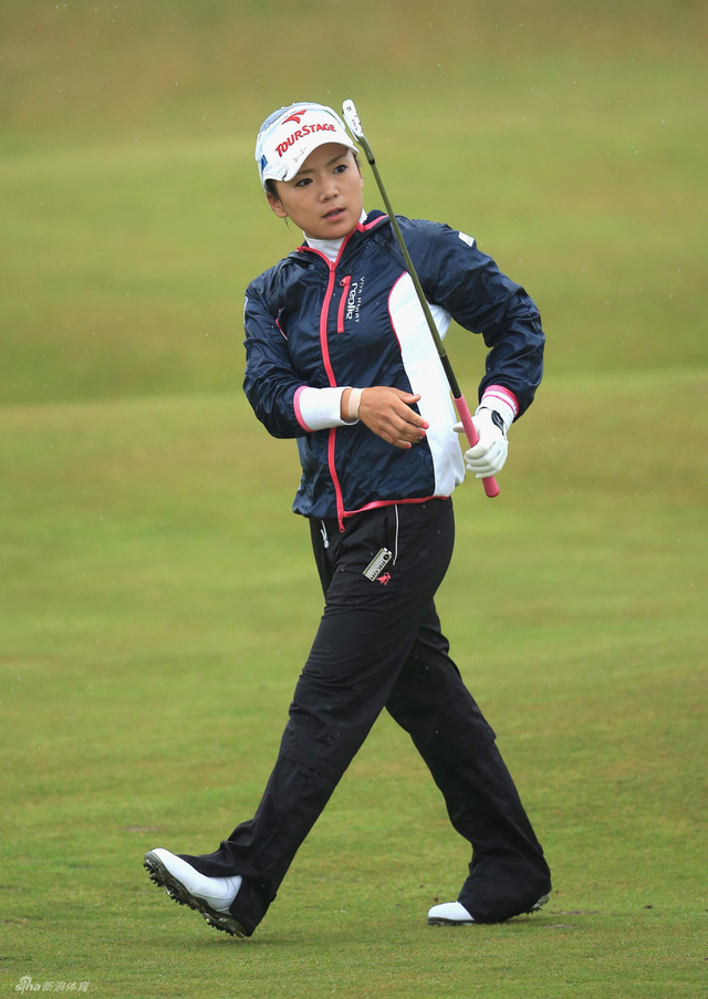 有村智惠观看小球走向