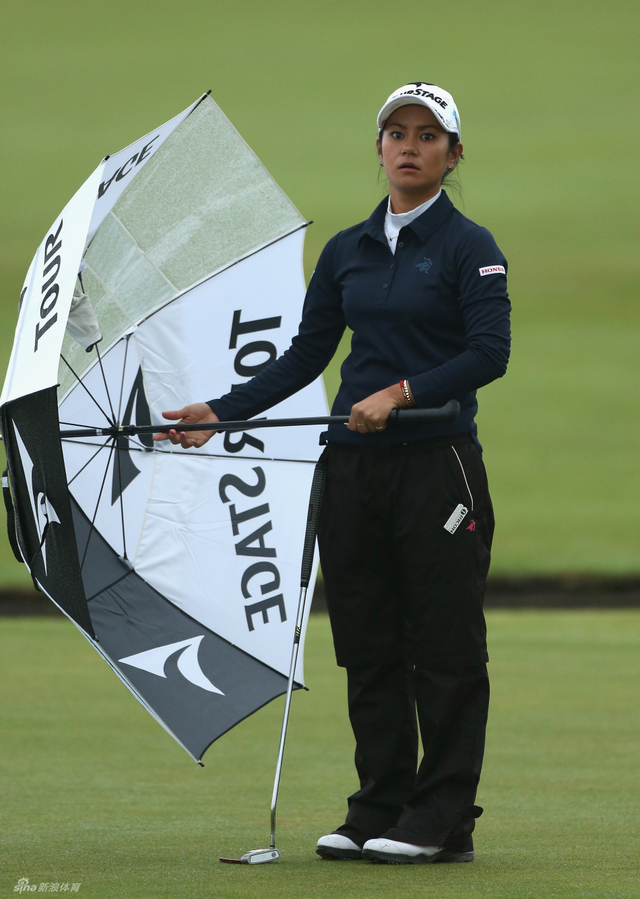 宫里蓝收起雨伞