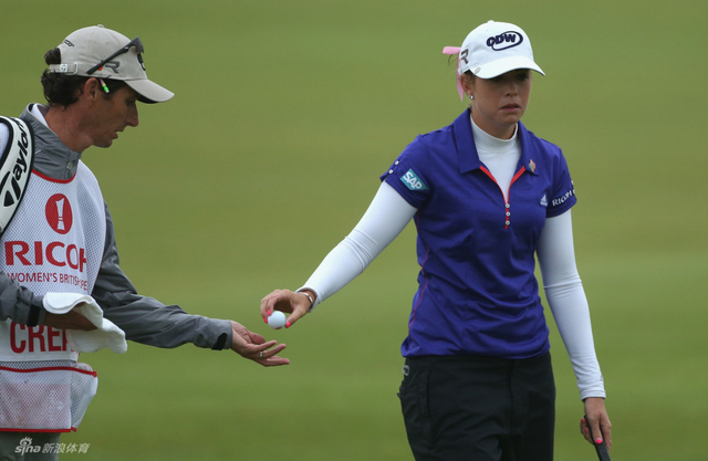 克里默将球交给球童