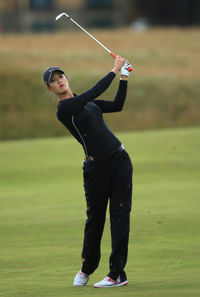 魏圣美一袭黑衣