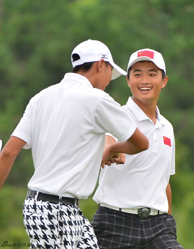 白政恺与王东禹挥拳庆祝