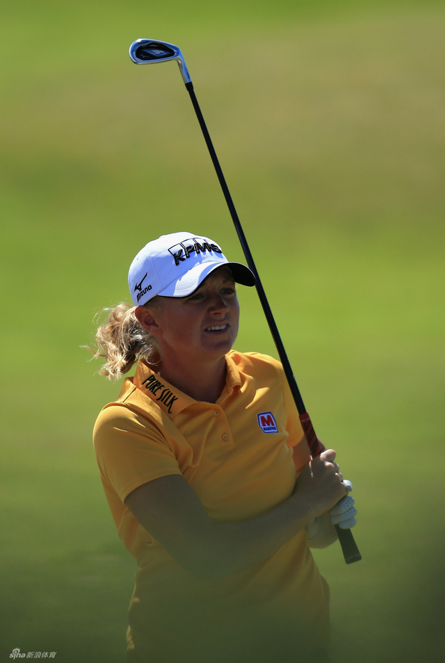 刘易斯观看球路