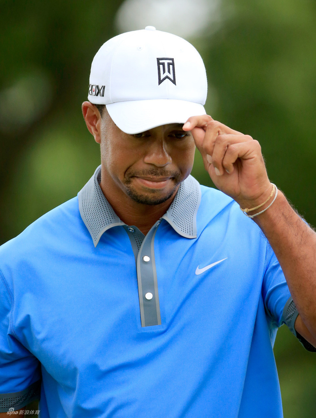 伍兹摸帽檐示意