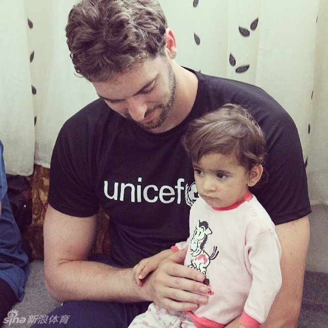 加索尔怀抱叙利亚儿童