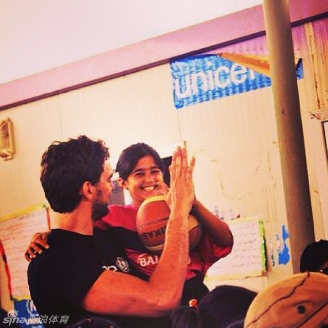 教孩子们打篮球