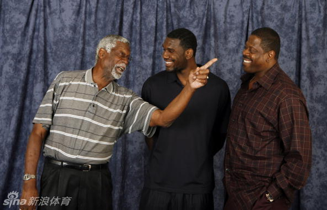 与传奇中锋合影