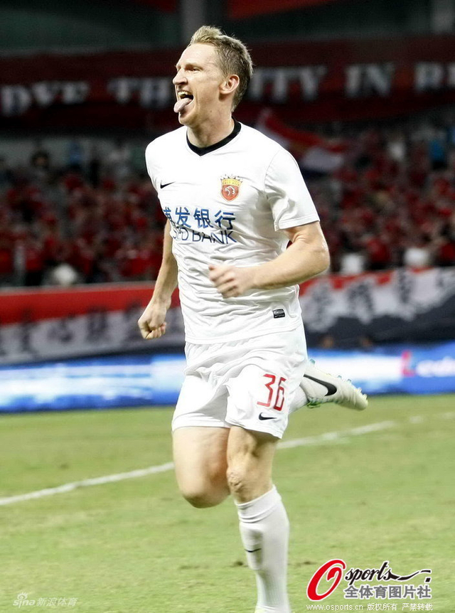 麦克布林庆祝破门