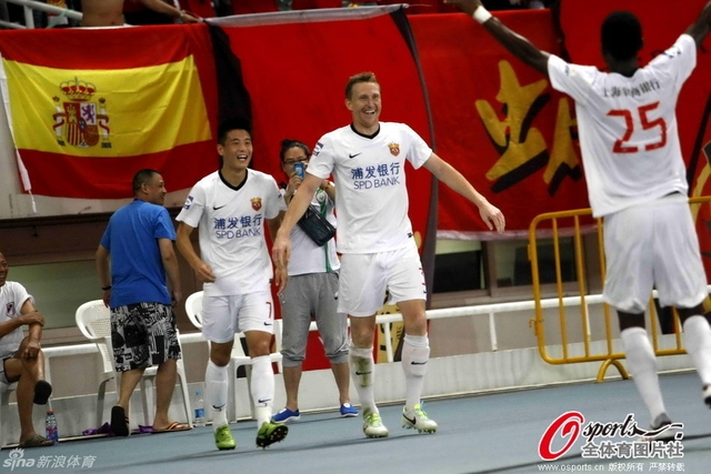 阿多与队友庆祝