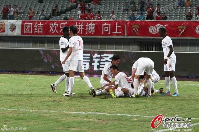 队员们倒地庆祝