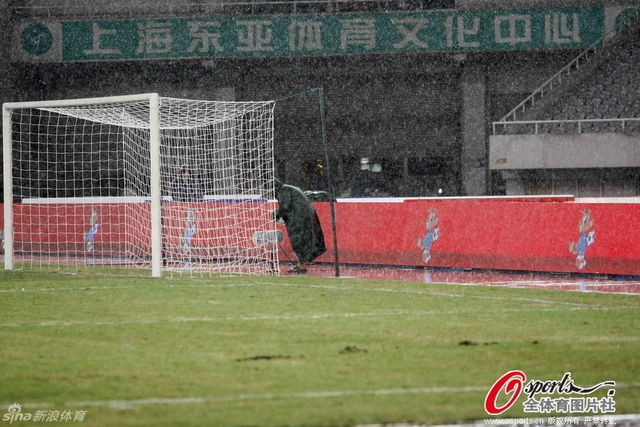 场上大雨瓢泼