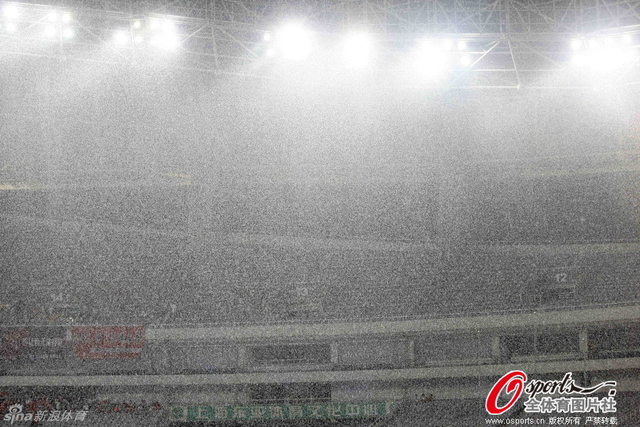 场上倾盆大雨