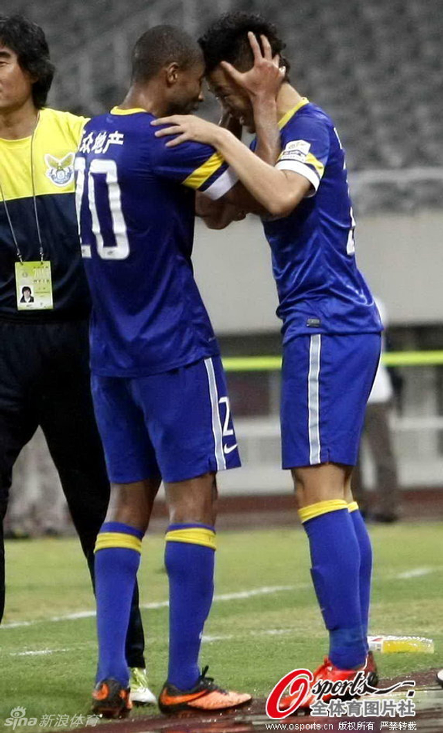 凯塔与队友庆祝进球