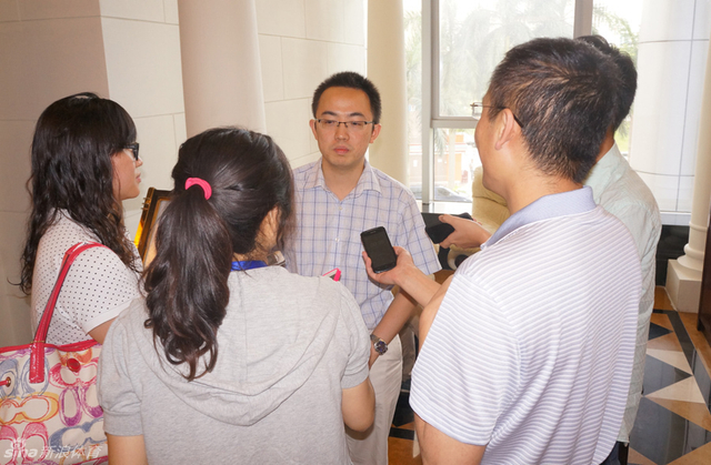 冠军倪华接受采访