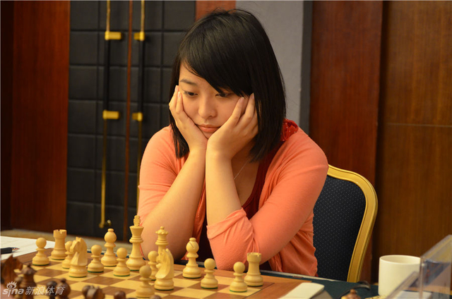 居文君托腮对局