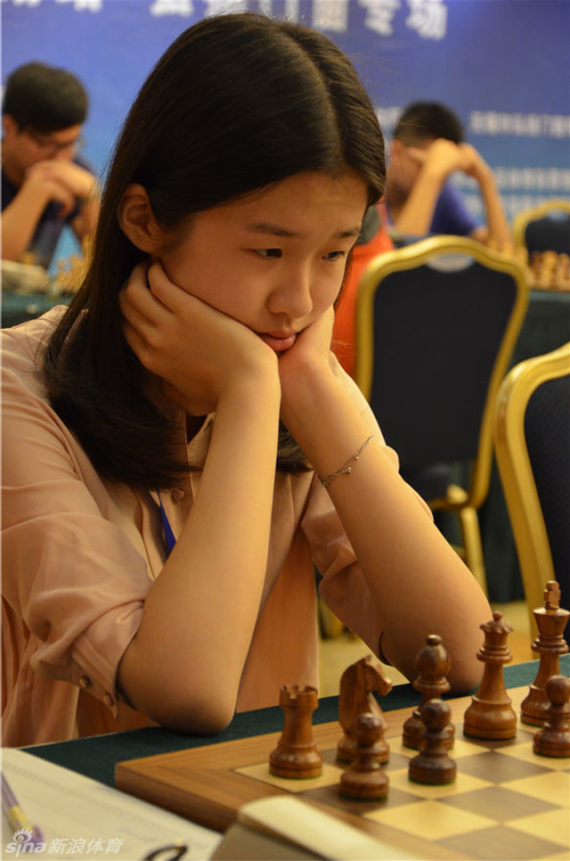 小将倪诗群托腮思考