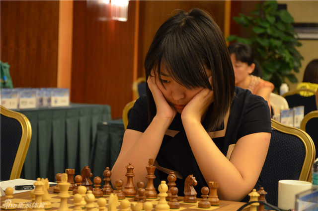 居文君埋头思考