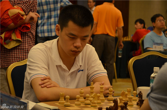 楼一平一丝不苟