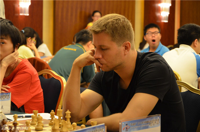 莫蒂列夫静静思考