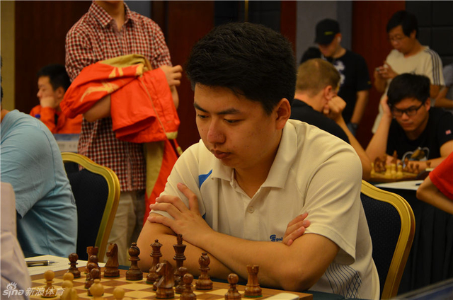 万云国目不转睛