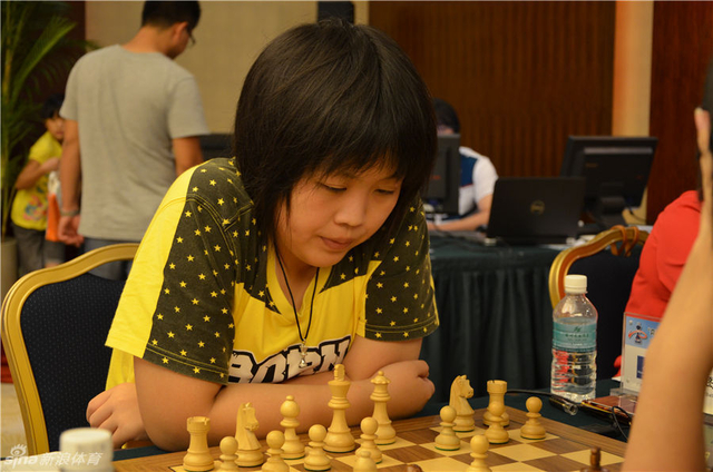 李雪怡俯身思考