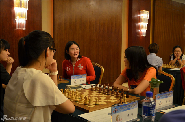 赛前重庆姐俩聊的很开心