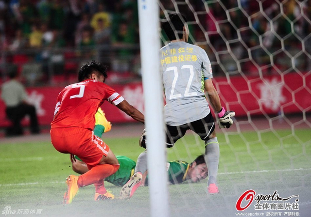 国安门前混战失守