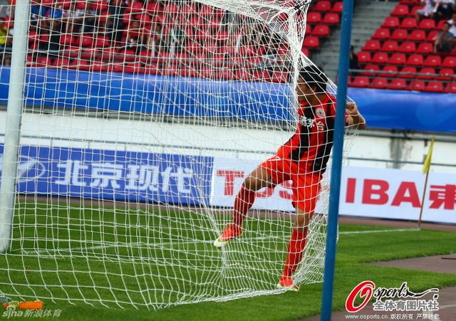 曲波钻入球网