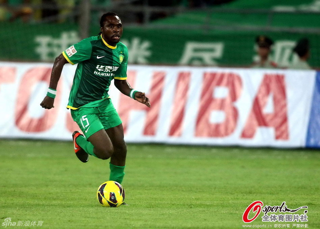 乌塔卡带球进攻