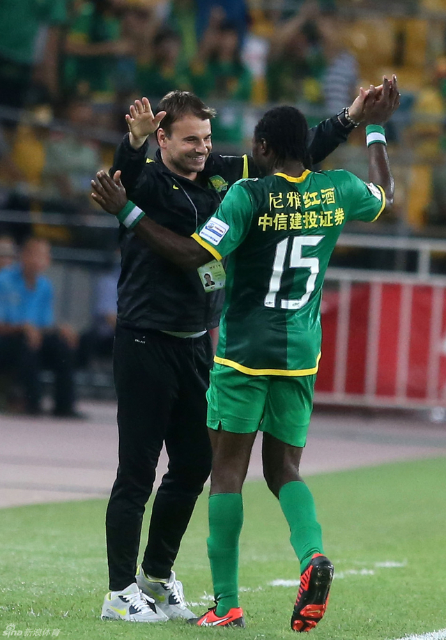 乌塔卡与斯塔诺相拥