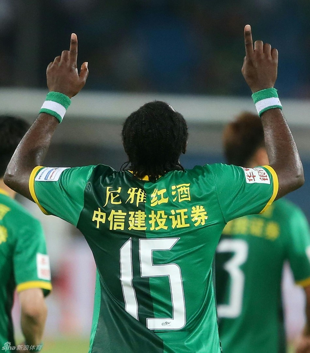 乌塔卡双手指天庆祝