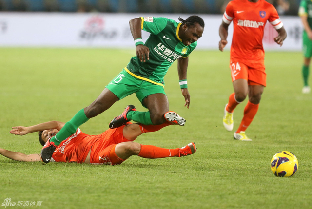 乌塔卡突破被铲倒