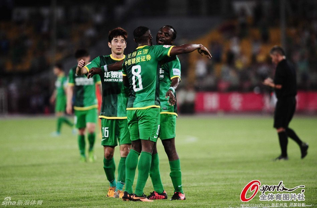 格隆与乌塔卡拥抱