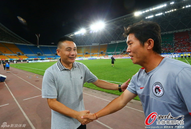 赛后宫磊与对手握手