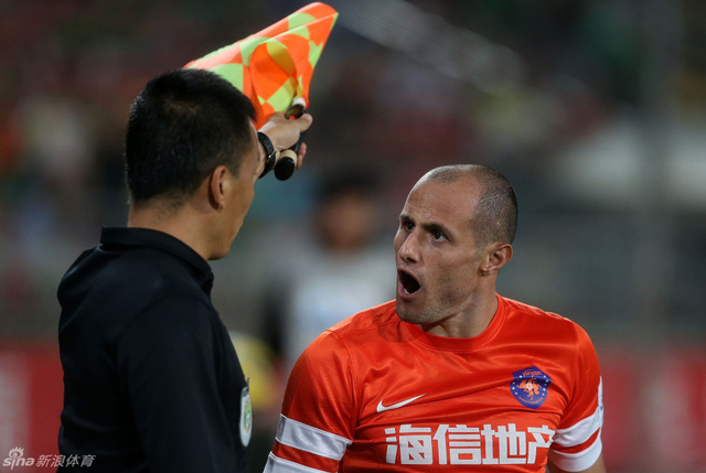 布鲁诺向裁判抱怨