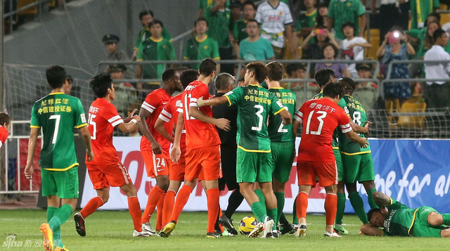 场上发生冲突马季奇倒地