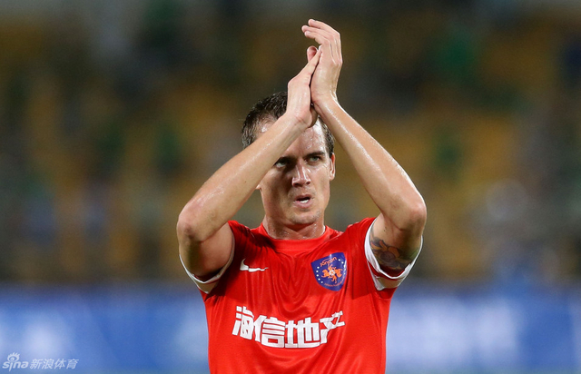 格里菲斯赛后向球迷致意