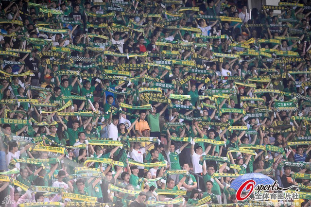 国安球迷高举围巾