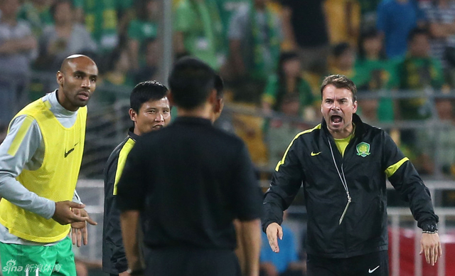 斯塔诺向裁判抱怨