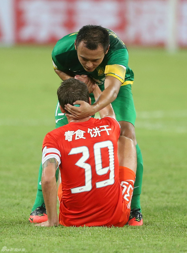 徐云龙安慰前队友格里菲斯