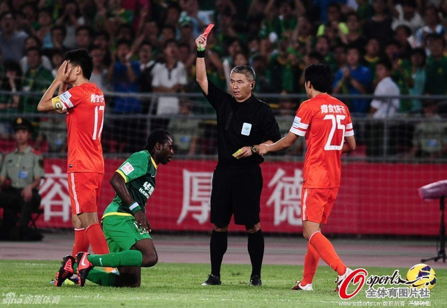 青岛队刘健被罚下
