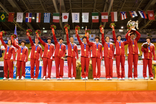 集体向观众致意