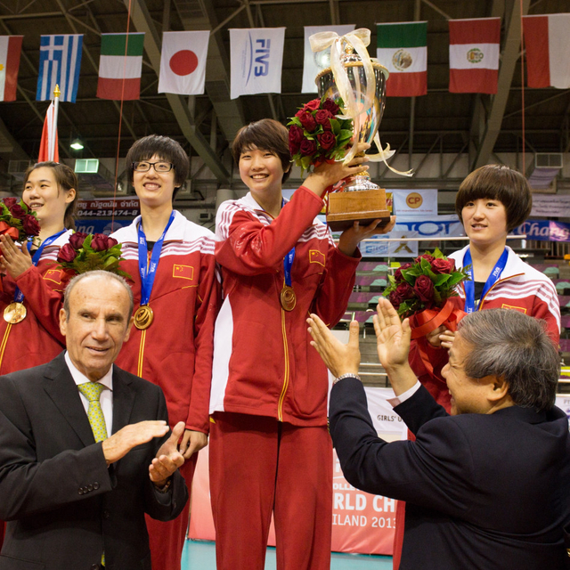 袁心玥高举奖杯